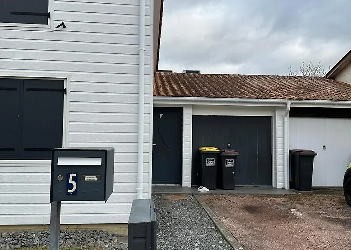 Maison Qualit'home 8p - Jardin - Angouleme 5min بيت للعطل